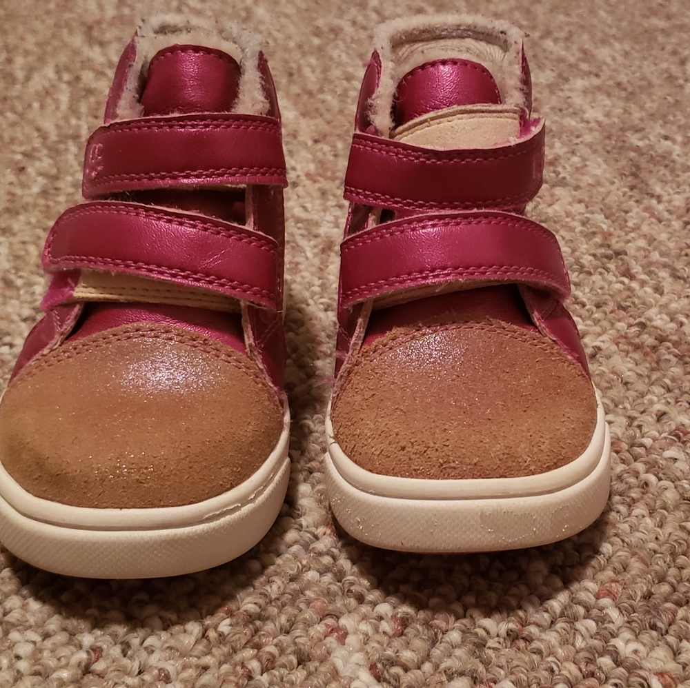 Size 5 little girl UGG boots,